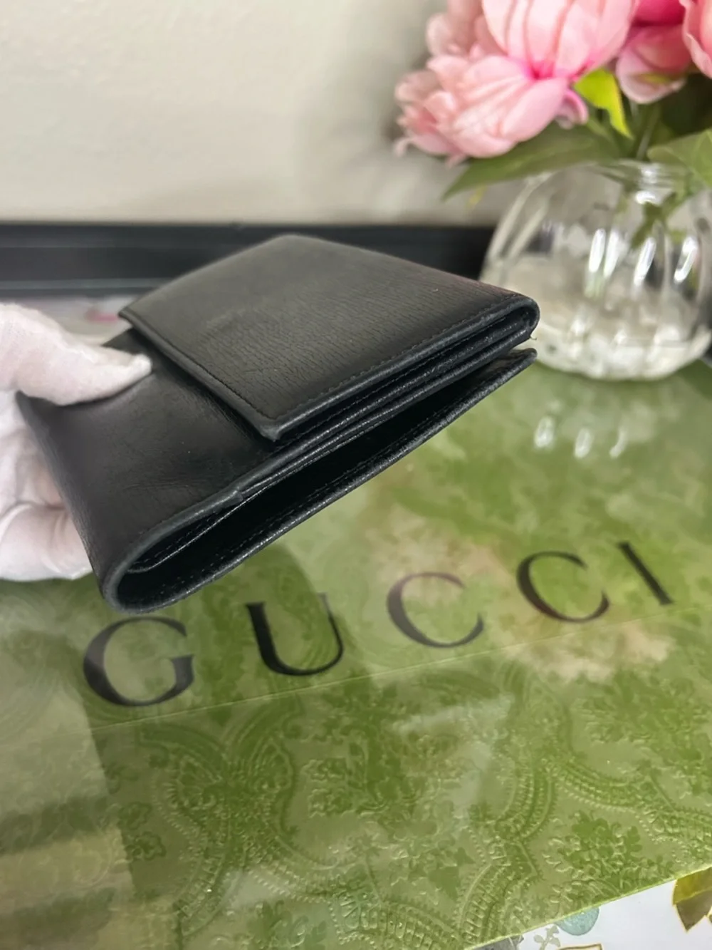 Gucci Black Leather Compact Wallet with Interlocking GG Clasp - Picture 4 of 13